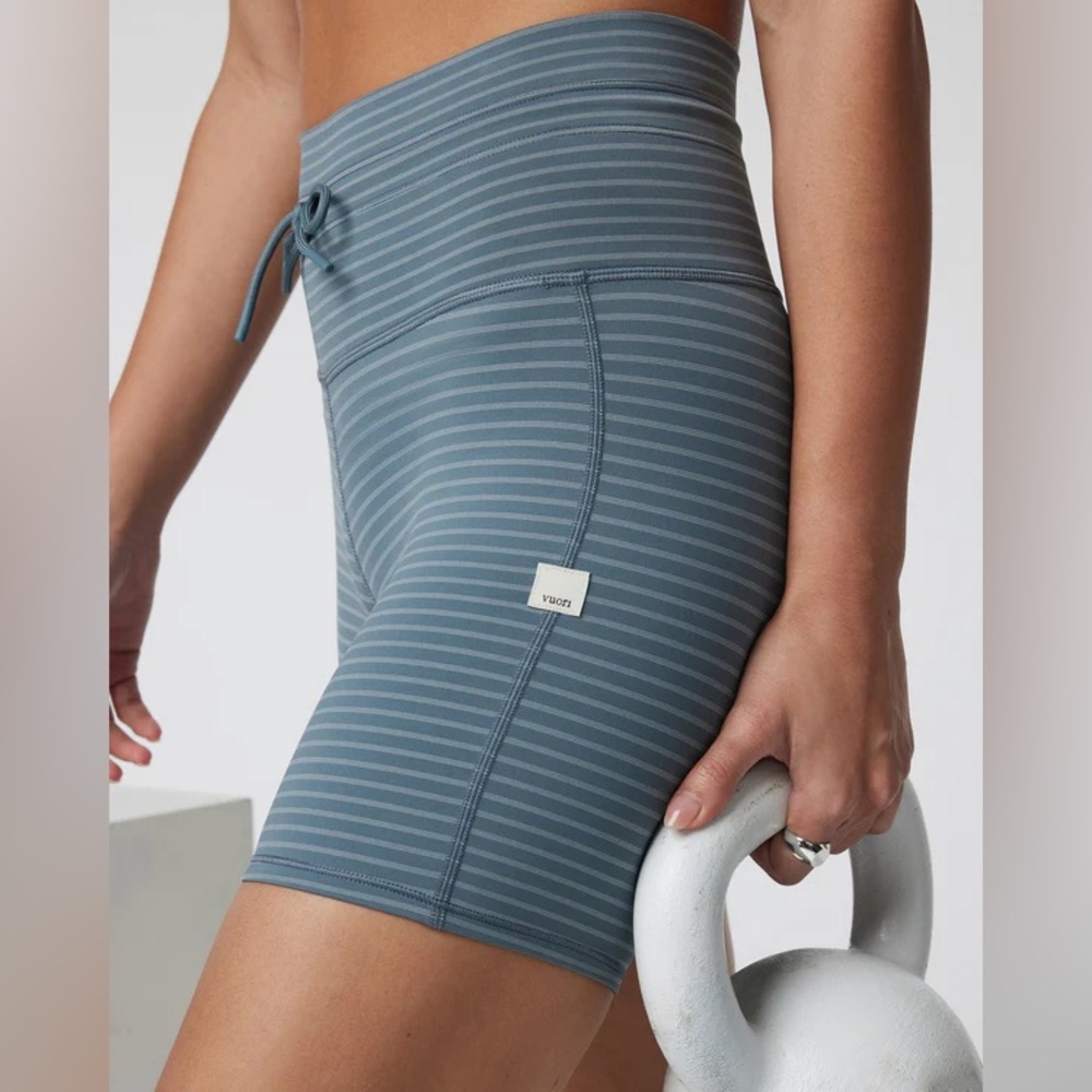 Vuori Daily Striped Blue Shorts Large